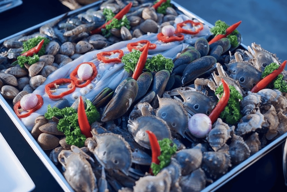 Du khách có thể thưởng thức nhiều loại hải sản tươi sống với giá phải chăng