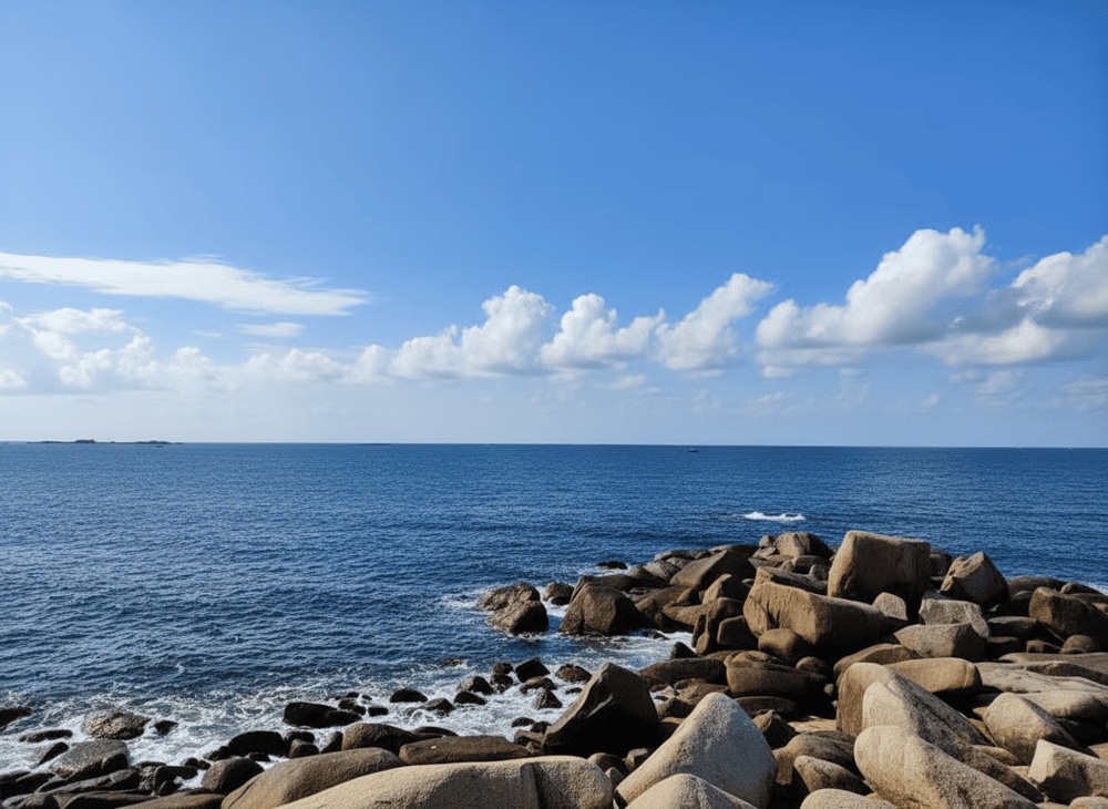 Biển Thiên Cầm thu hút du khách bởi không gian yên bình và phong cảnh sơn thủy hữu tình