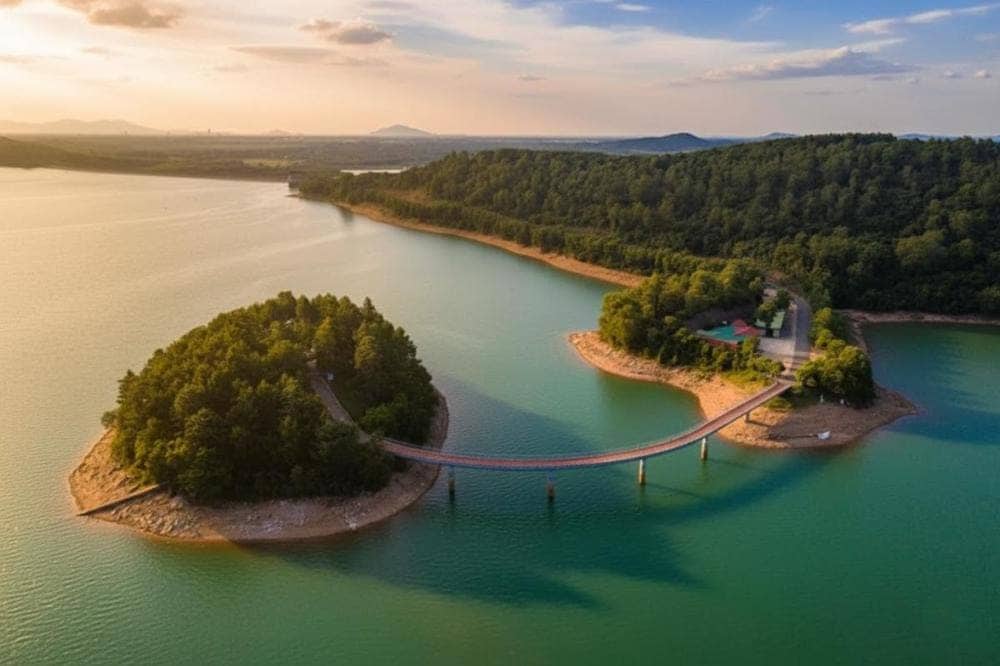 Hồ Kẻ Gỗ mang vẻ đẹp thơ mộng như một tấm gương soi giữa đại ngàn