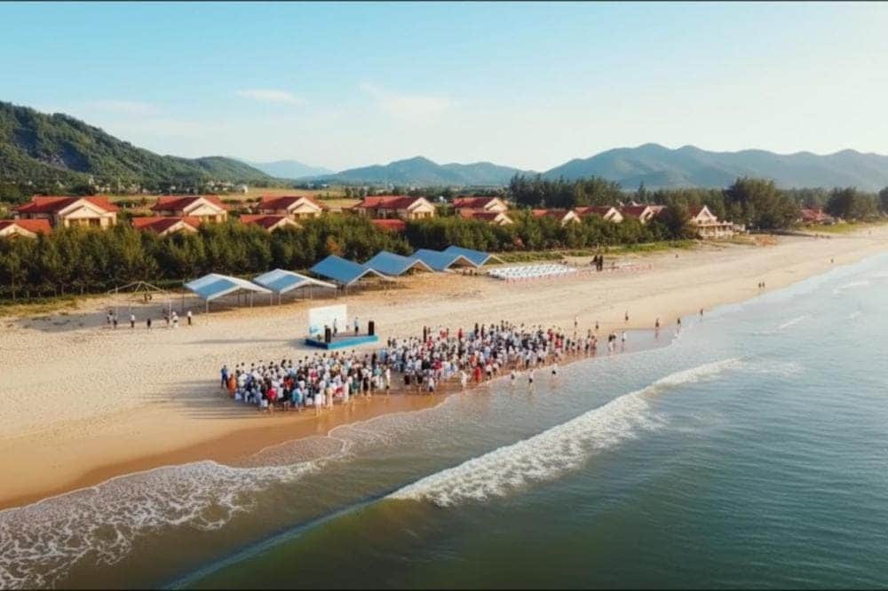 Với bãi cát trắng mịn, nước biển trong xanh và sóng nhẹ, nơi đây mang vẻ đẹp hoang sơ, thanh bình hiếm có