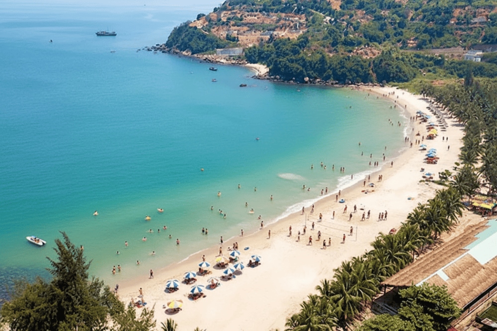 Khung cảnh bãi Bụt còn hoang sơ với bãi cát trắng, biển xanh ngọc, nước trong nhìn thấy đáy.