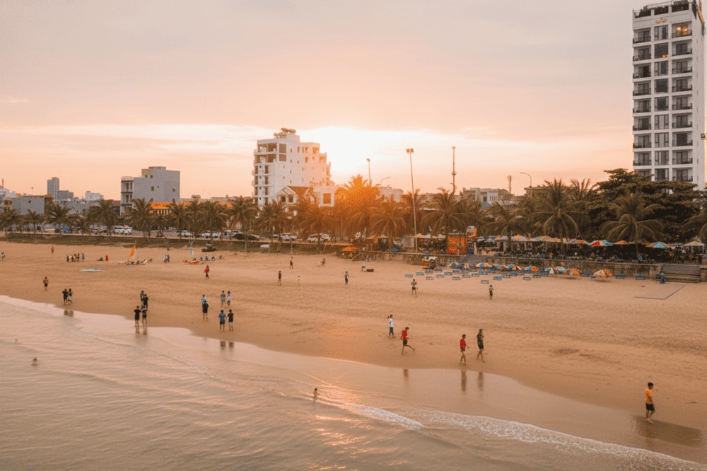 Những bãi biển công cộng, gần trung tâm, có bãi cát rộng thường là nơi tổ chức nhiều môn thể thao biển thú vị.