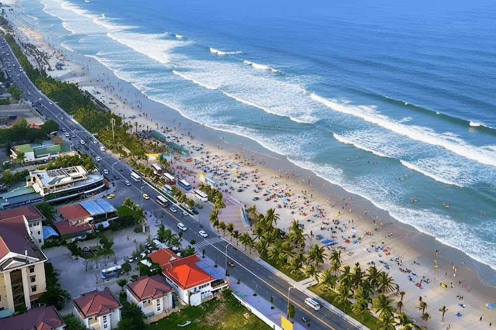 Những bãi tắm gần trung tâm có bãi cát trắng trải dài, sóng biển nhẹ nhàng và nhiều tiện ích khách sạn, nhà hàng xung quanh.