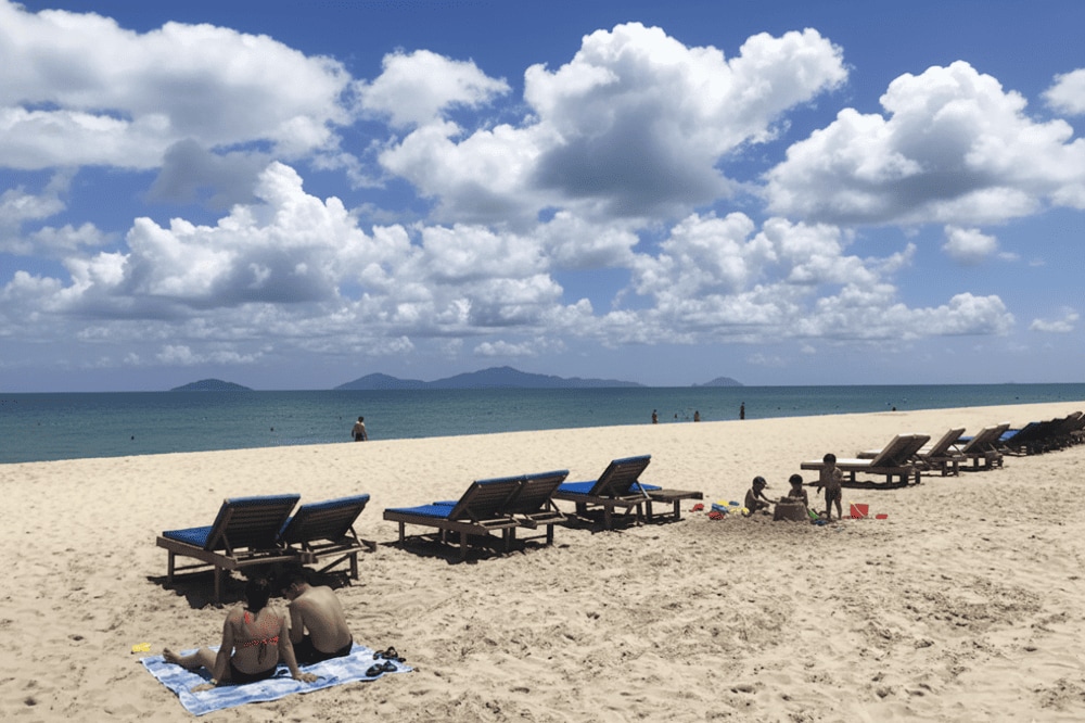 Nơi đây thích hợp để tắm biển và phơi mình trên bãi cát trắng, ngắm cảnh biển bình yên.