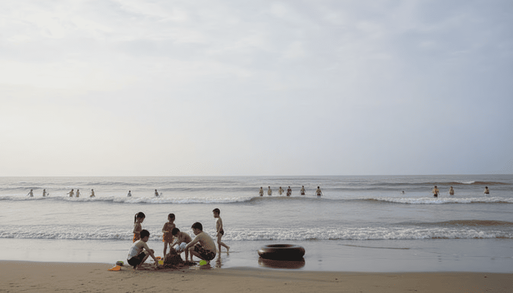 Đến Hải Hòa bạn không thể không tắm biển, tận hưởng sự mát mẻ giữa mùa hè.