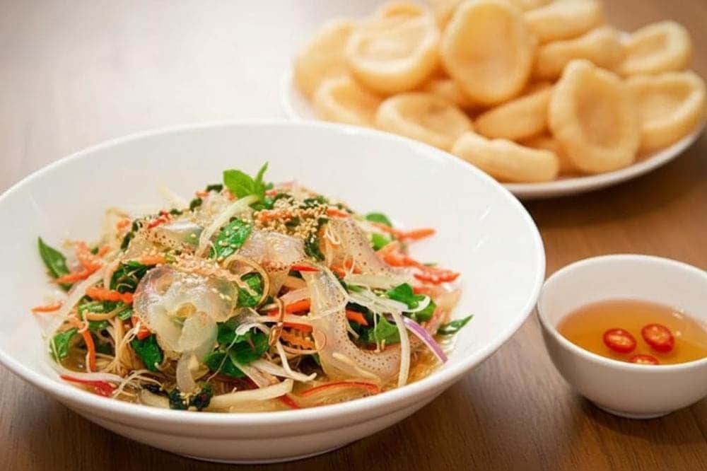 Gỏi sứa là món ăn nổi tiếng nhất định phải thử khi đến biển Hải Hòa.