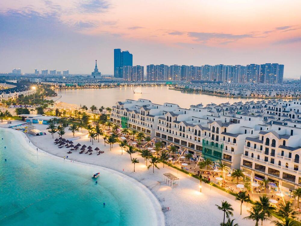 Không gian biển “sang chảnh” với bờ cát và làn nước trong xanh như thật