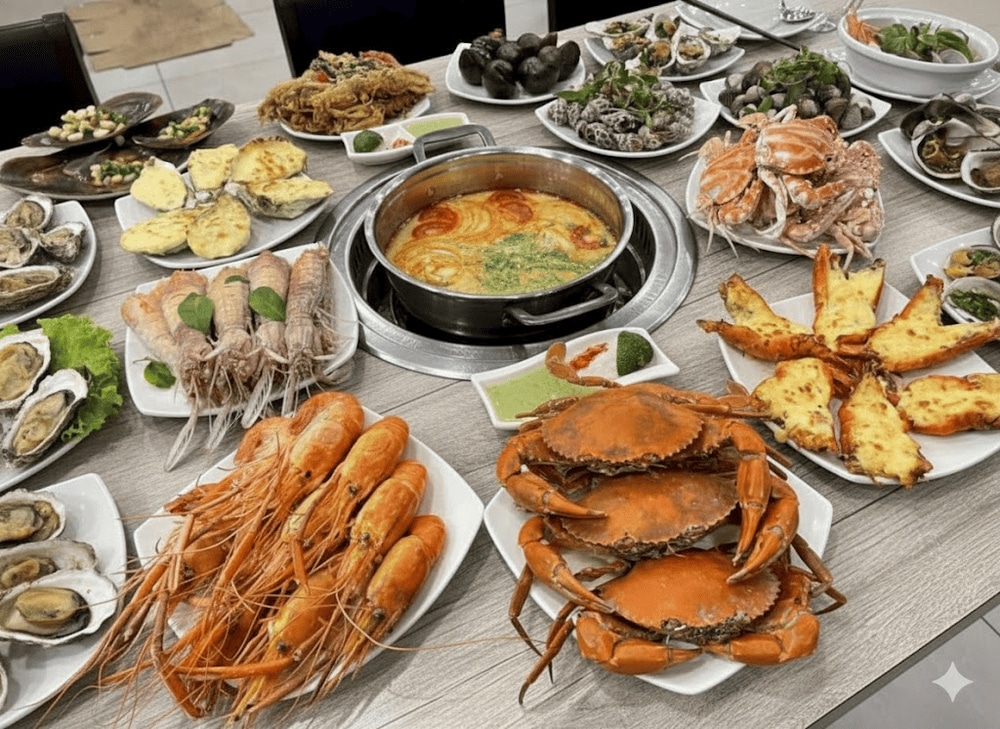 Xung quanh biển Nhật Lệ có nhiều nhà hàng, quán nhậu bán hải sản tươi sống