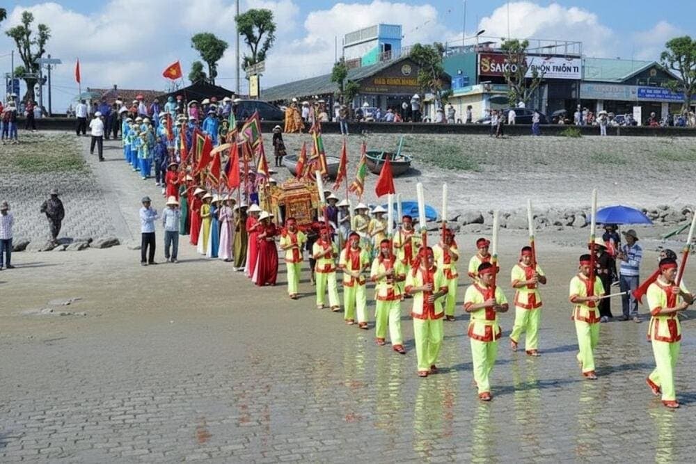 Du khách có thể trải nghiệm lễ hội cầu ngư khi du lịch biển Thiên Cầm.