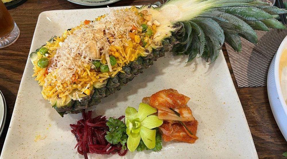 Quán có menu đa dạng với các món mặn, ngọt