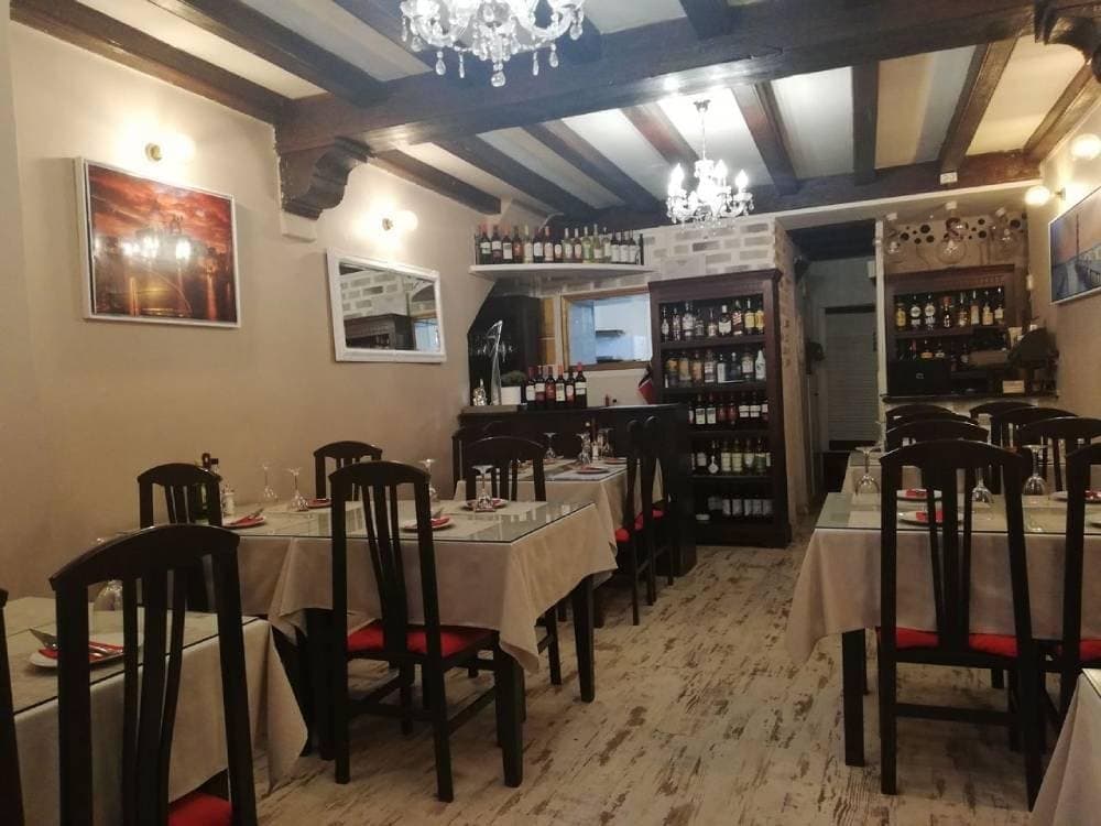 Không gian nhà hàng khá ấm cúng