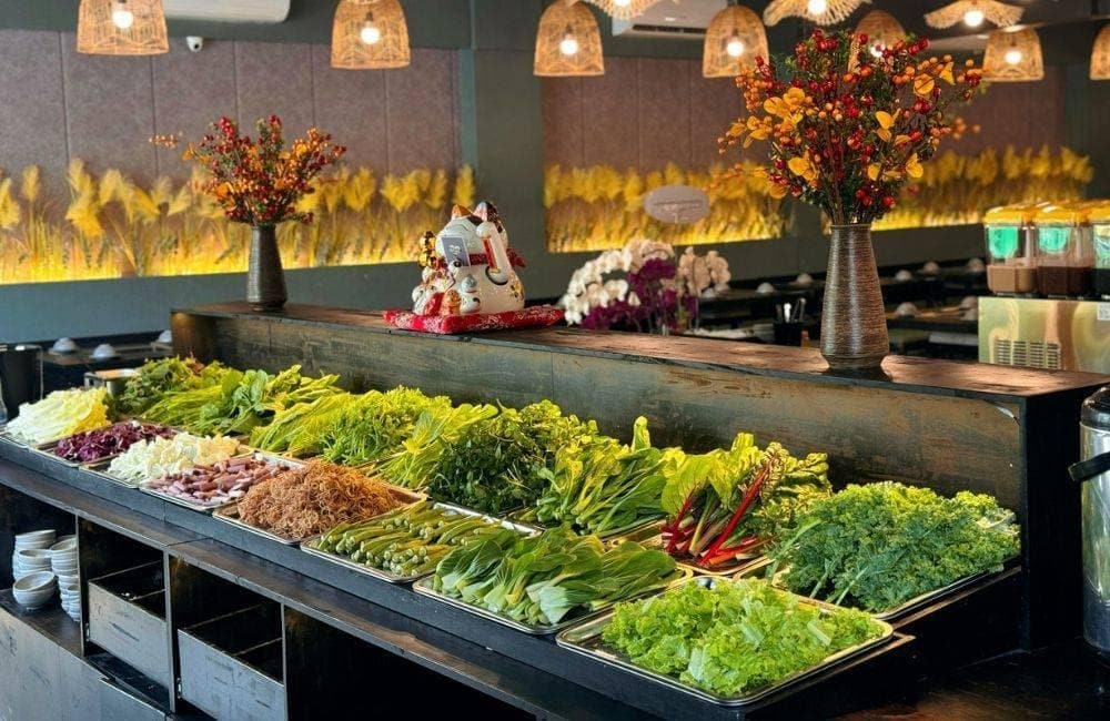 Quầy line buffet với nhiều loại rau nấm