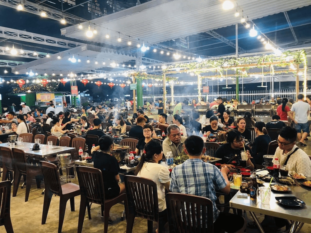 Buffet KCX có không gian rộng, phù hợp cho gia đình hoặc nhóm đông người (Nguồn: Buffet Hải sản KCX Quận 7)