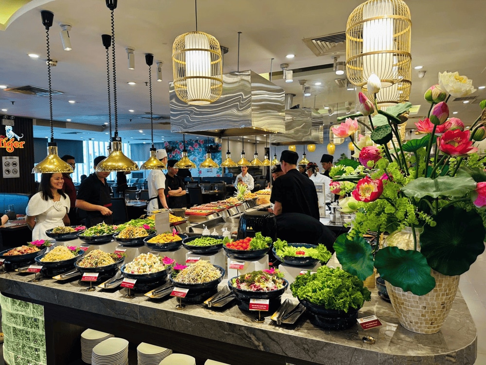 Không gian hiện đại của Poseidon có chứa đến 500 khách, với nhiều bàn dài phù hợp cho nhóm đông thực khách (Nguồn: Buffet Poseidon)