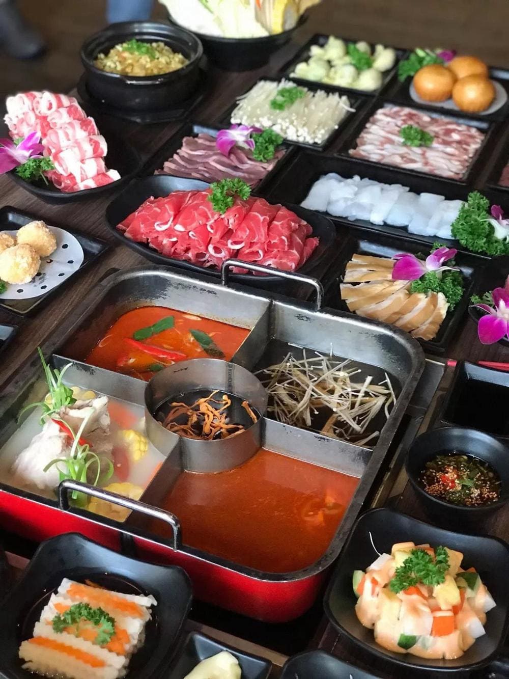 Lẩu Trung Hoa đậm đà với buffet dimsum hấp dẫn