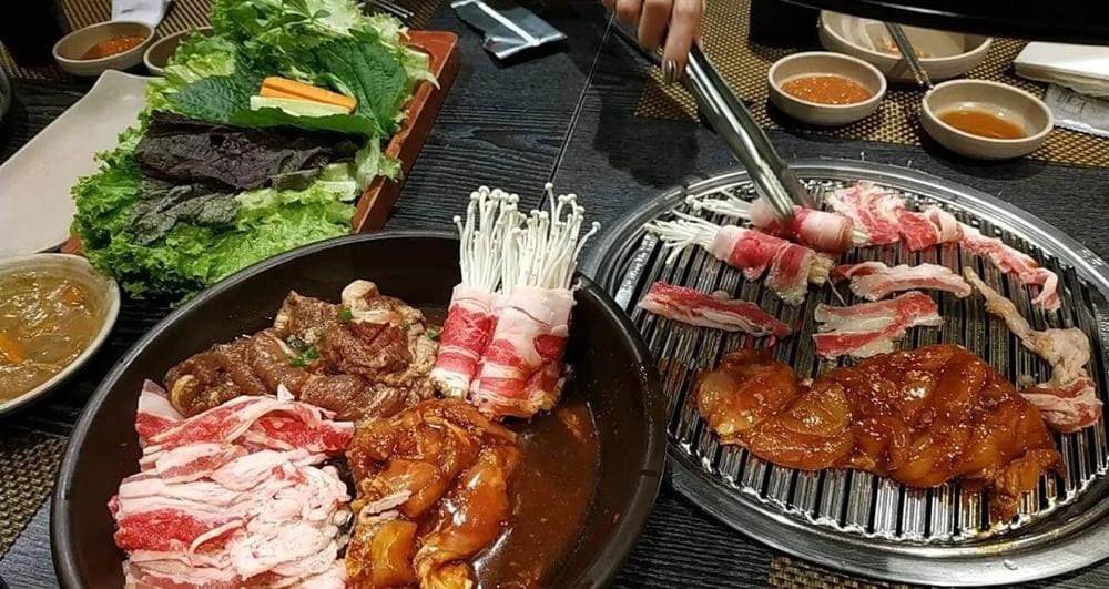 Nhà hàng BBQ Hàn Quốc với thịt nướng cao cấp và banchan đa dạng