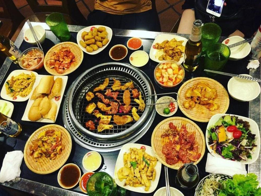 Quán nướng vỉa hè đông vui với combo giá rẻ