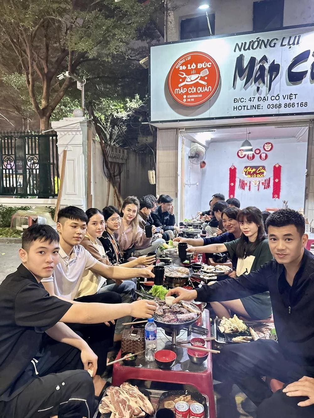 Quán nướng vỉa hè sôi động với thực đơn phong phú