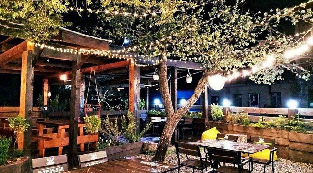 Quán có cả không gian ngoài trời thoáng đãng