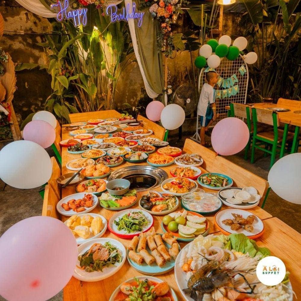 Quán có menu rất đa dạng với hàng trăm món