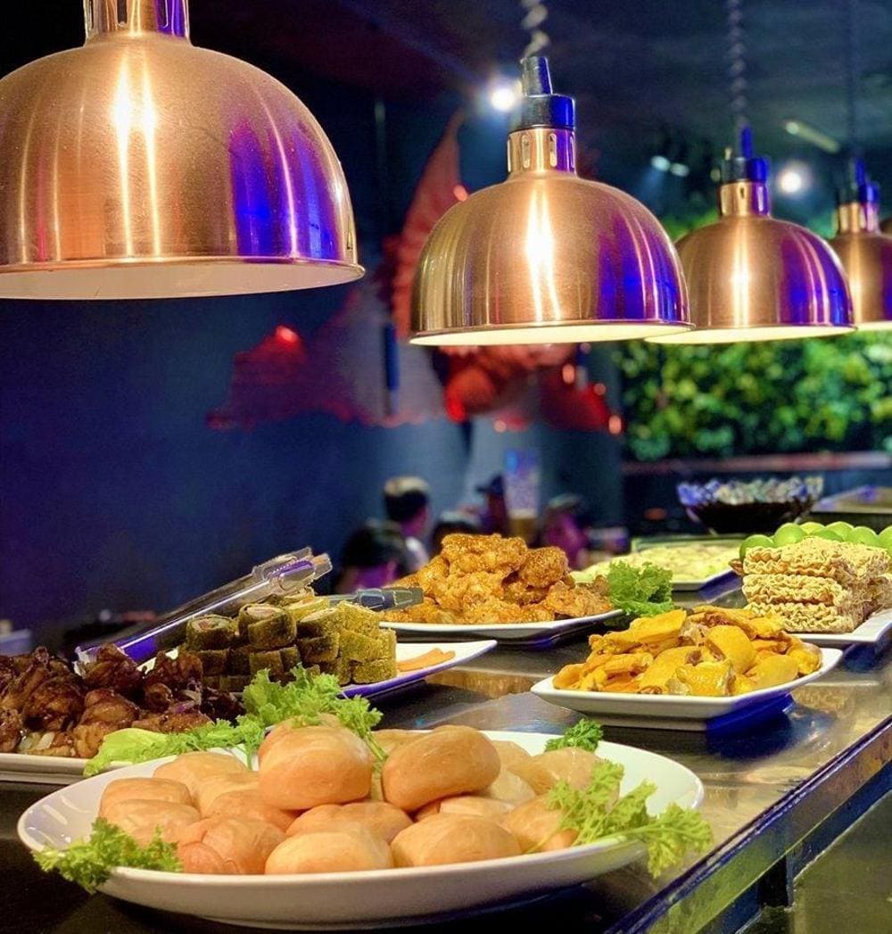 Quán có quầy line phong phú với bánh bao, gà, cơm cuộn, v.v.