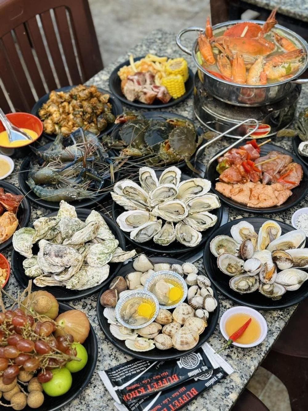 Quán nổi tiếng với menu đa dạng các loại hải sản