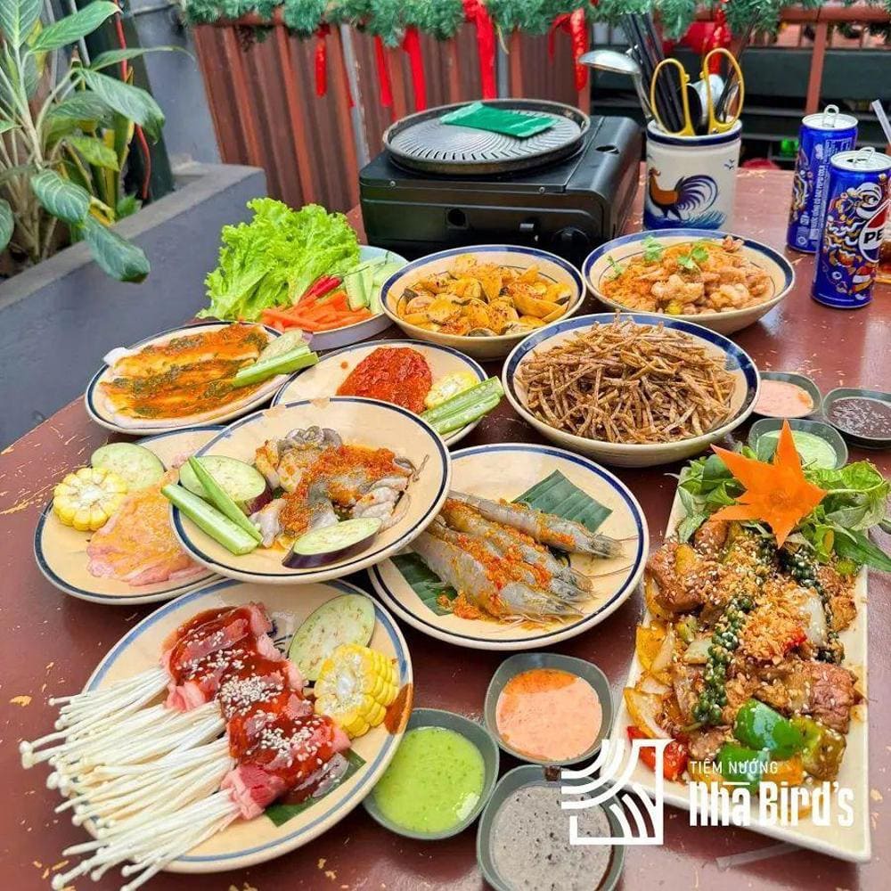 Thực đơn đa dạng gồm nhiều món nướng và món mặn