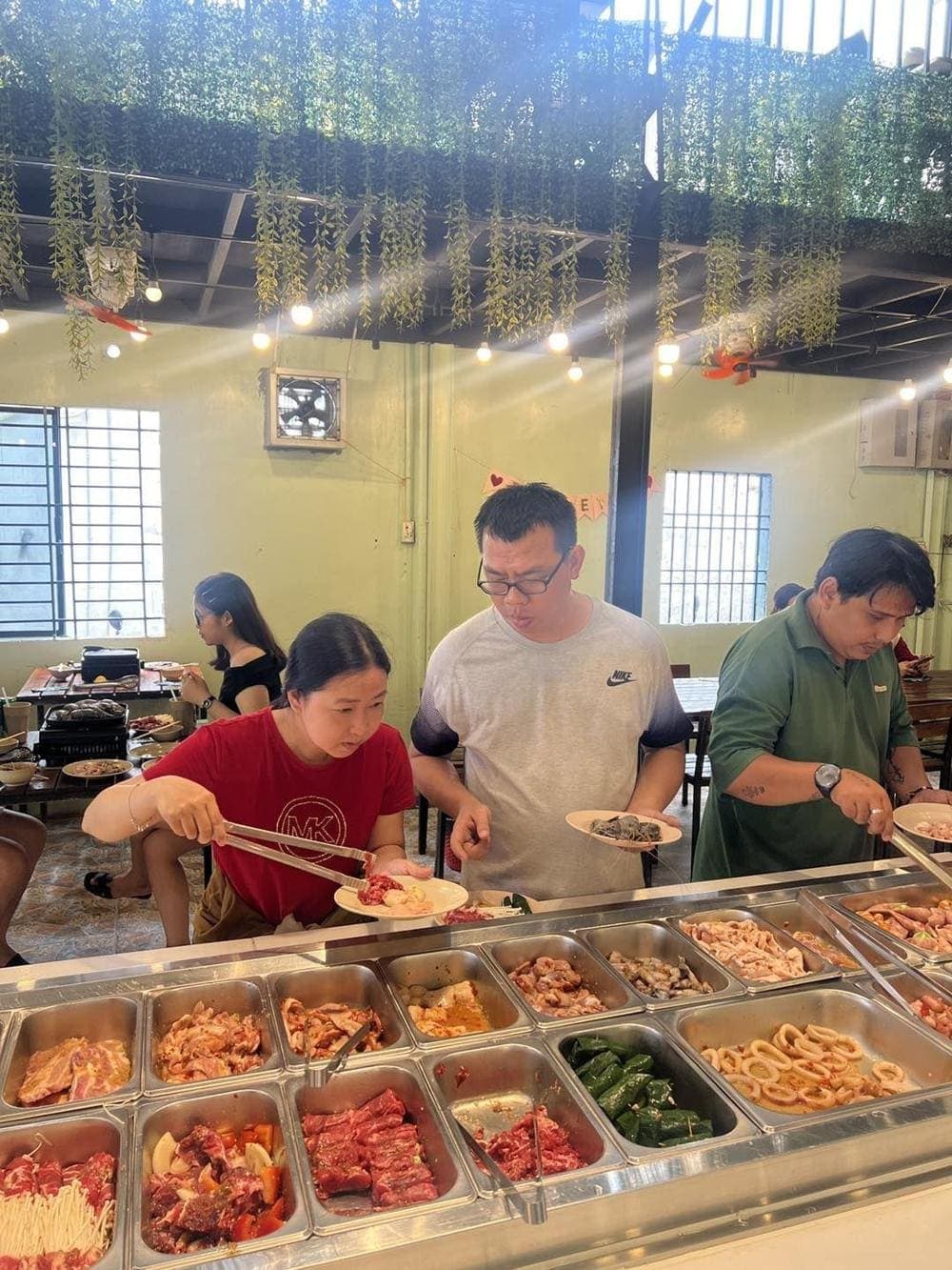 Thực khách được thoải mái lựa chọn giữa quầy line đa dạng món