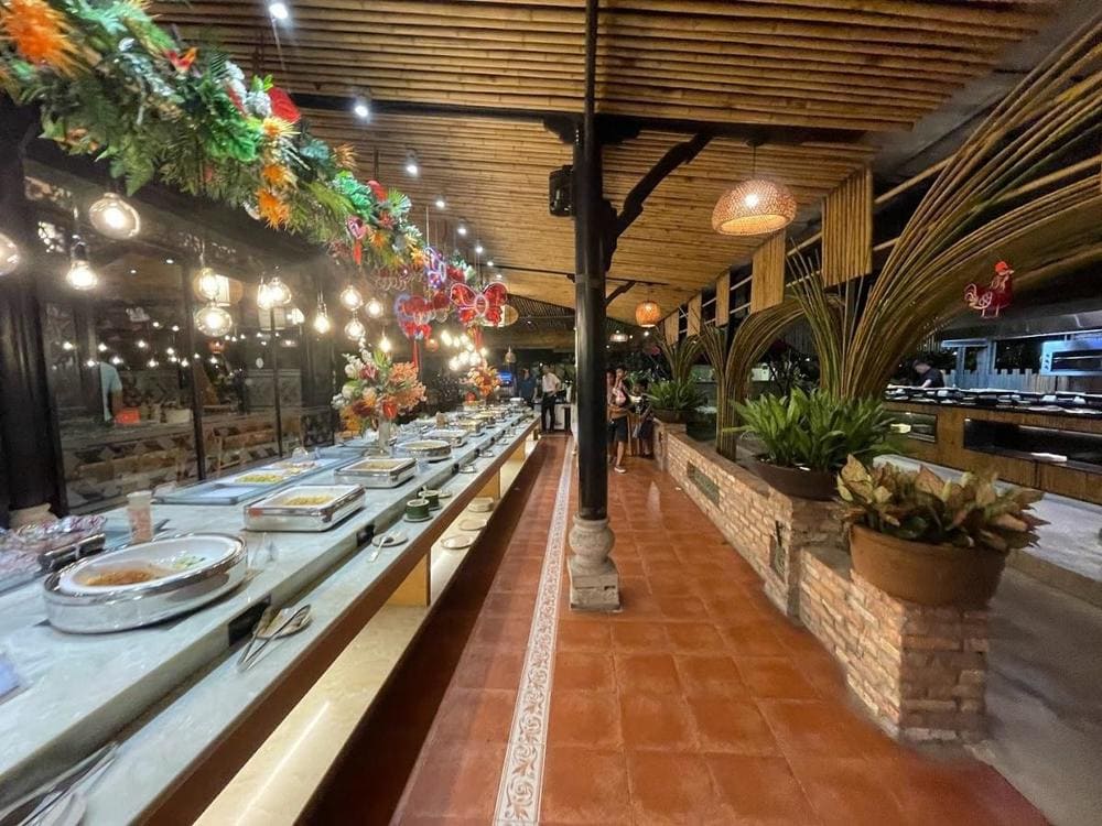 Bạn có thể thưởng thức buffet lẩu nướng đa dạng trong không gian xanh mát, rộng rãi.