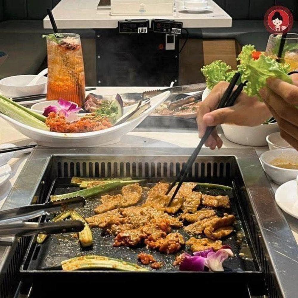 Buffet nướng với đa dạng thịt và rau củ tại Cô Ba Hotpot&BBQ