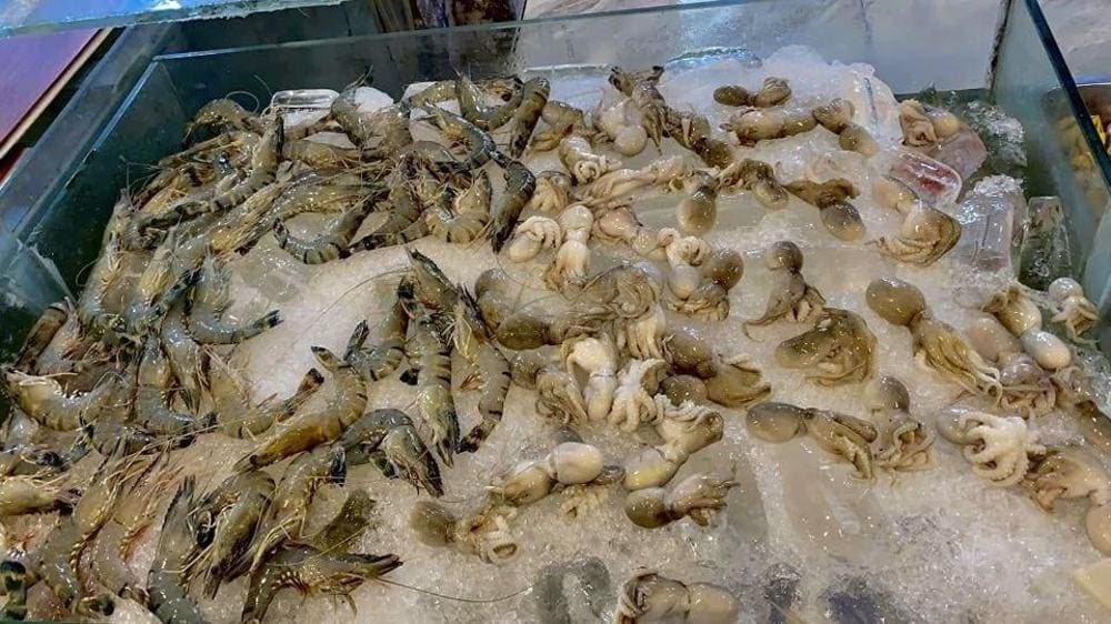 Từ thịt tươi, hải sản đến đồ ăn kèm, tất cả đều sẵn sàng cho bữa tiệc thịnh soạn.