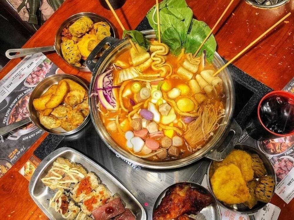 Gà rán, kimbap và đủ loại chả cá đang chờ bạn tại Dookie.