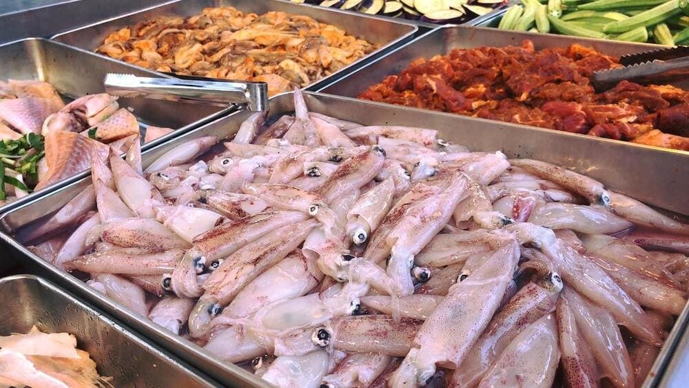 Khói BBQ có đa dạng món ngon, không gian thoải mái cho những buổi tụ tập thả ga.