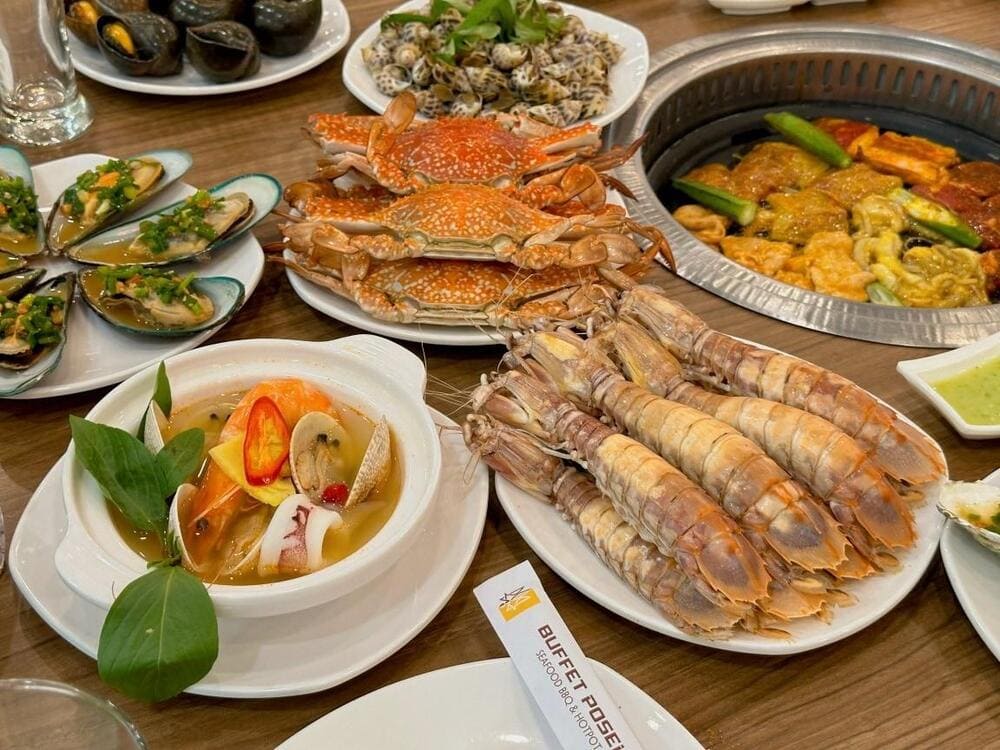 Thiên đường hải sản tươi sống tại Buffet Poseidon, từ cua, ghẹ đến tôm, cá, tất cả đều tươi ngon, được chế biến đa dạng.