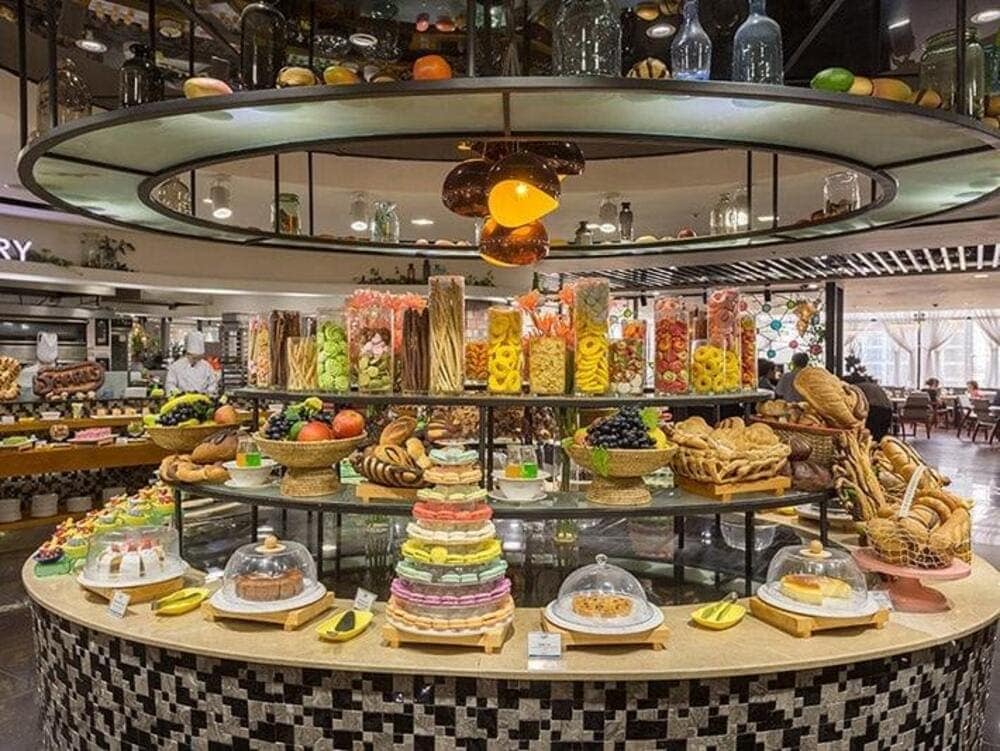 Trải nghiệm đẳng cấp với buffet quốc tế D'Maris. Hơn 250 món ăn tinh hoa, từ hải sản tươi ngon đến sushi/sashimi thượng hạng.