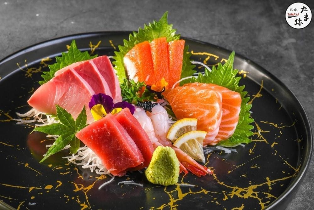 Sashimi cá hồi và cá ngừ tươi ngon được thái lát dày và trang trí đẹp mắt (Nguồn: Tamaya Japanese Restaurant)