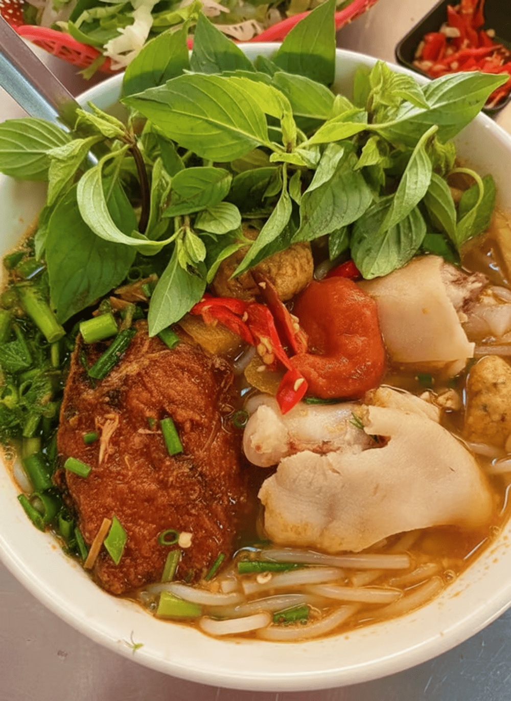 Bún cá cay 38 Phạm Tử Nghi là một trong những quán ăn lâu đời tại Hải Phòng