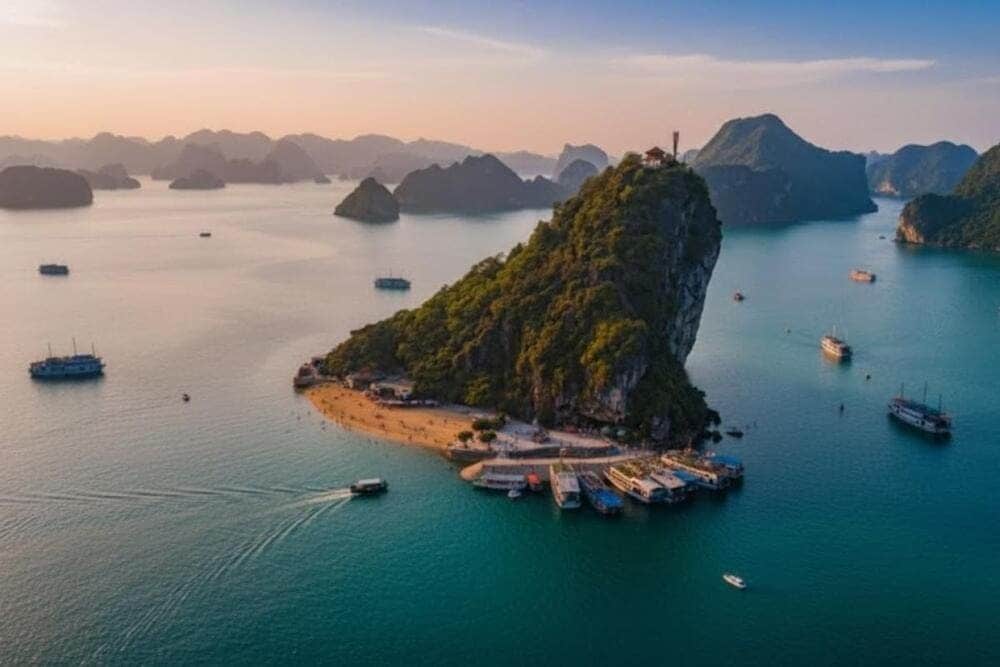 Ẩn mình giữa vịnh, nơi bạn có thể kết hợp tắm biển và chinh phục đỉnh núi để ngắm toàn cảnh Vịnh Hạ Long