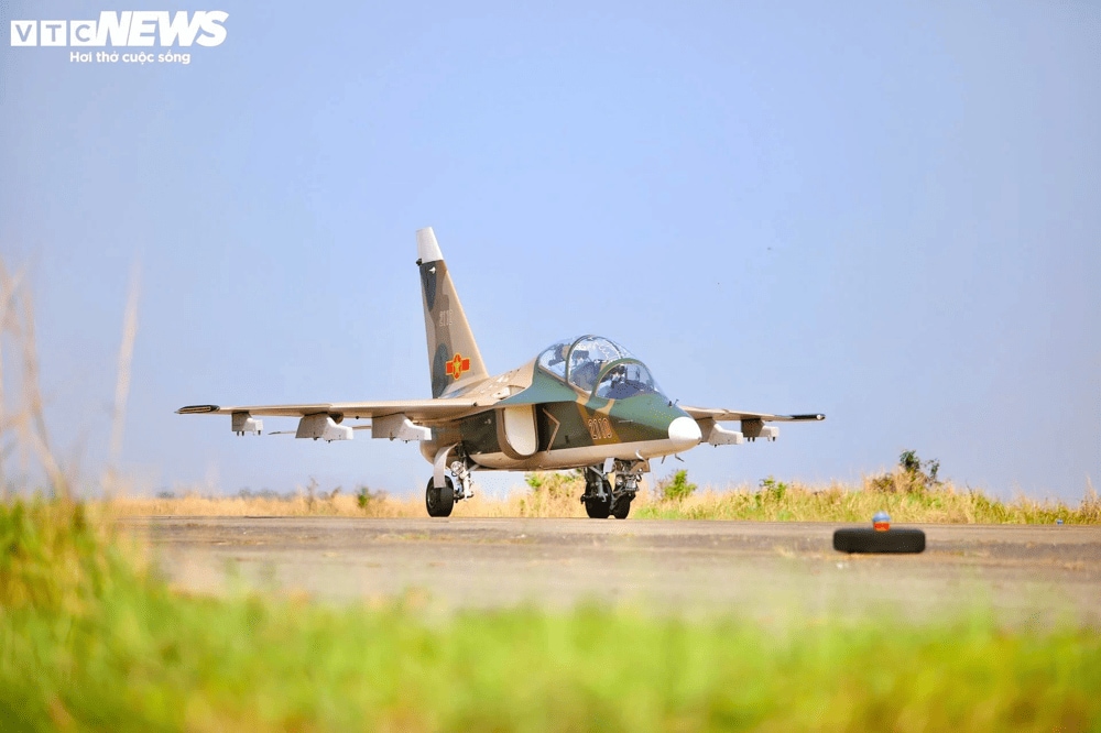 Buổi tập luyện quân sự chuẩn bị cho Đại lễ 30/4/2025 tại sân bay Biên Hòa (Nguồn: Báo điện tử VTC News)