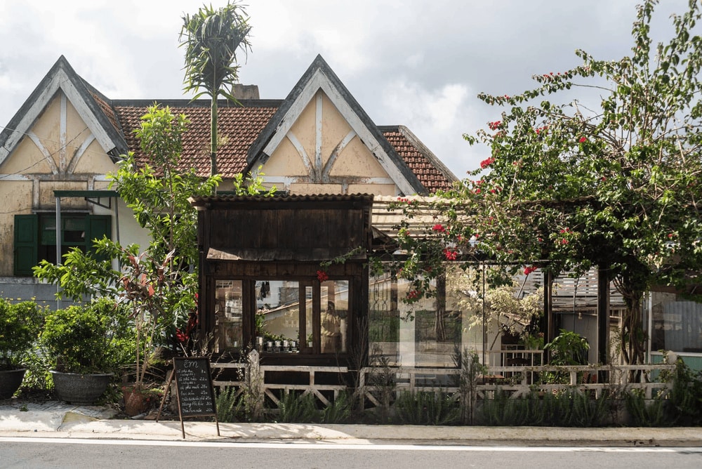 Êm cà phê nép mình nơi góc phố nhỏ, mộc mạc, giản dị giữa lòng phố núi (Nguồn: Fanpage Êm cà phê)