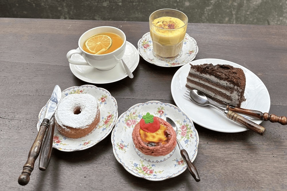 Không gian ấm cúng, cổ điển, Ô Cửa Mùa Đông phù hợp để nhâm nhi tách cà phê, đọc sách và hàn thuyên cùng bạn bè (Nguồn: Fanpage Tiệm Cà Phê Ô Cửa Mùa Đông)