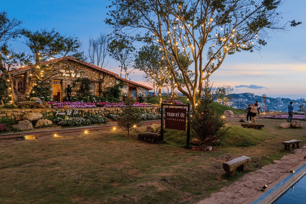 Không gian quan được thiết kế thơ mộng với nhiều hoa tươi, lý tưởng để lưu lại khoảnh khắc tươi đẹp bên những người thân yêu (Nguồn: Fanpage Trạm Ký Ức)