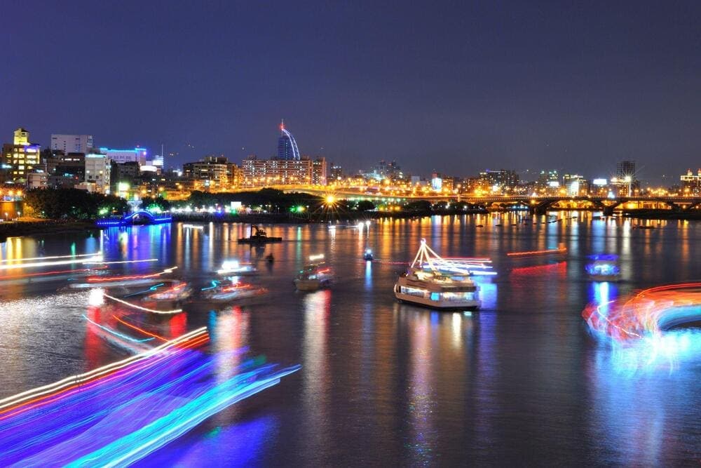 Du thuyền lướt nhẹ trên sông Hàn, ngắm nhìn vẻ đẹp rực rỡ của Cầu Rồng Đà Nẵng về đêm (Nguồn: Freepik)
