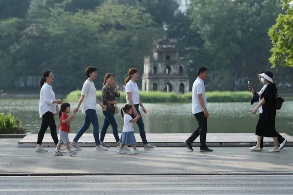 Đi dạo quanh Hồ Gươm để trải nghiệm toàn vẹn không khí nơi đây