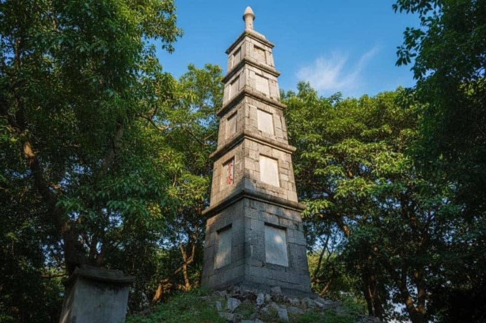 Đừng bỏ lỡ di tích Tháp Bút trên lối vào cầu Thê Húc