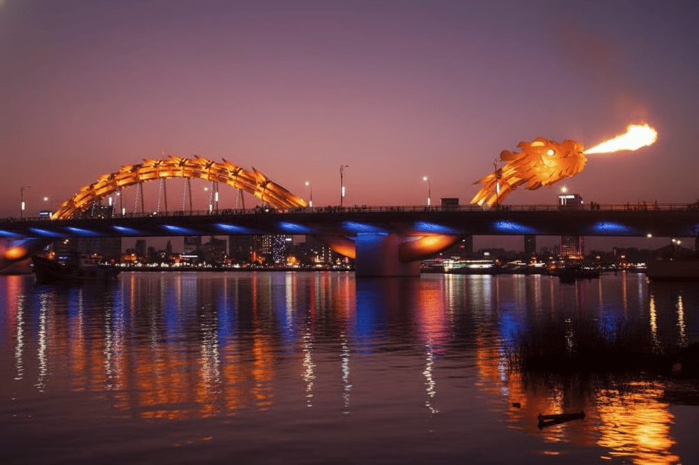 Chiêm ngưỡng cảnh tượng phun lửa và phun nước là trải nghiệm không nên bỏ lỡ khi tham quan cầu Rồng Đà Nẵng