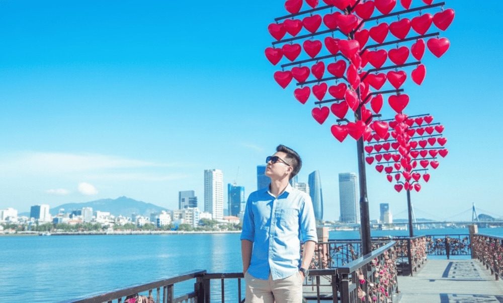 Ưu tiên góc chụp để thấy được các chi tiết đặc trưng của cầu tình yêu Đà Nẵng
