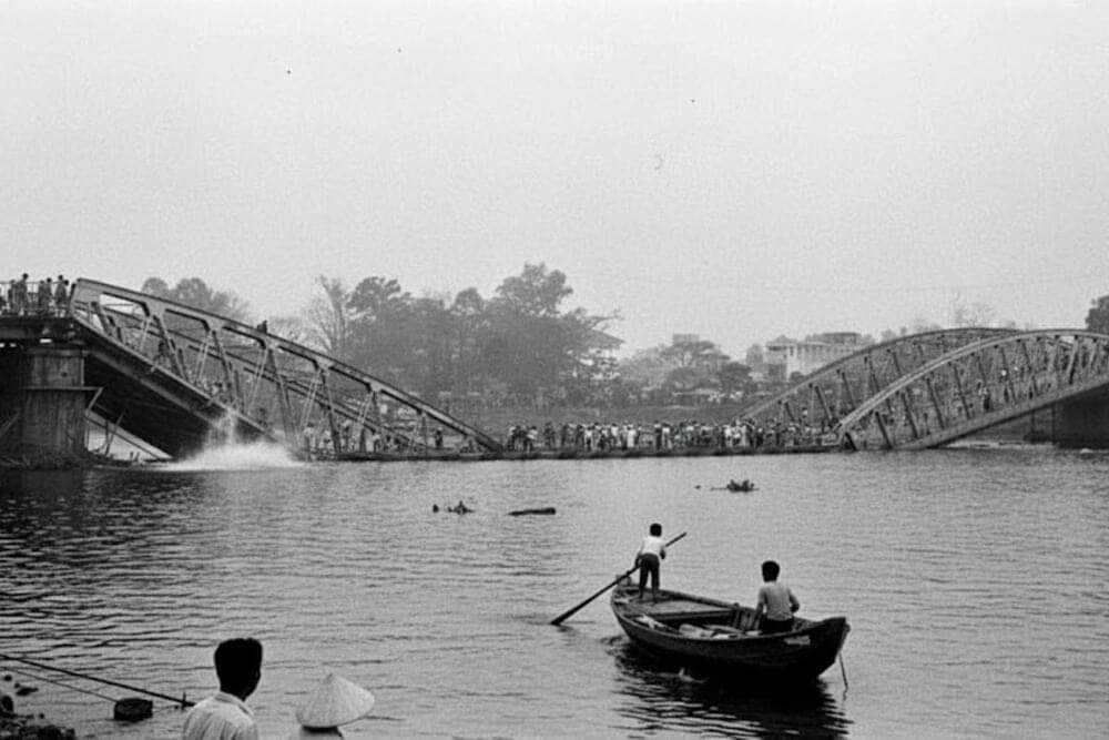 Hình ảnh cầu Trường Tiền từng bị phá hủy trong quá khứ