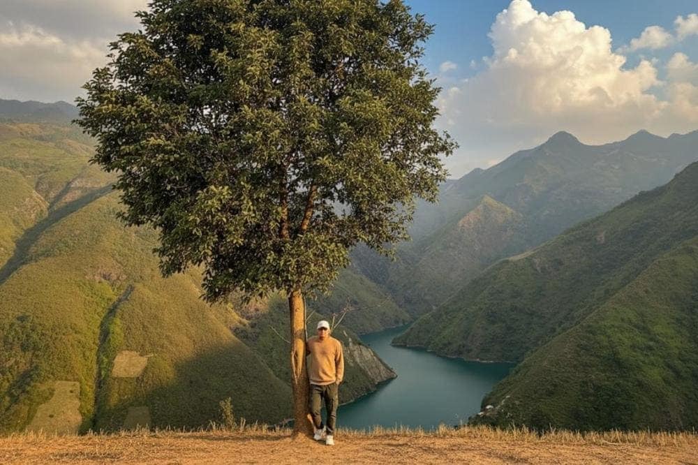 Mênh mông giữa biển mây bên cạnh cây Cô Đơn (Nguồn: Internet)