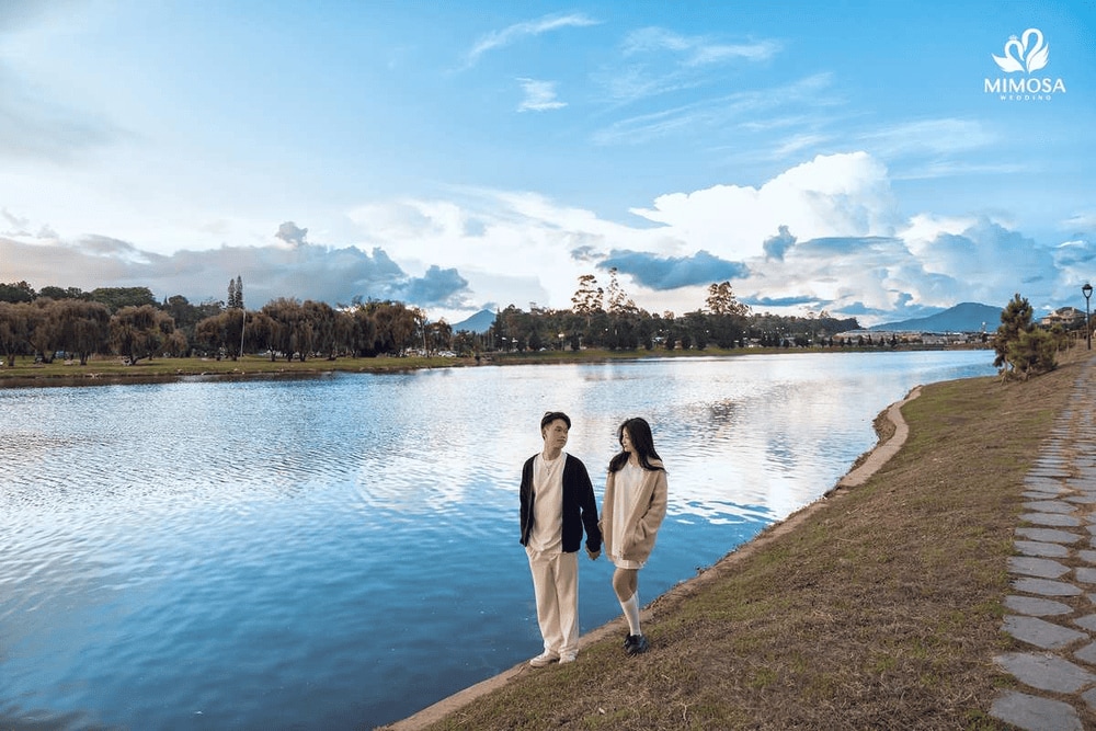 Cung đường ven hồ với hàng thông thẳng tắp là góc chụp mang đến vẻ đẹp thơ mộng (Nguồn: Mimosa Wedding)